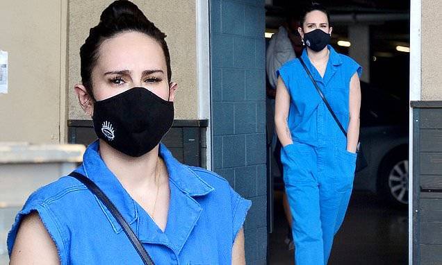 Bruce Willis - Rumer Willis - Rumer Willis wears blue jumpsuit and face mask on market trip - dailymail.co.uk - Los Angeles