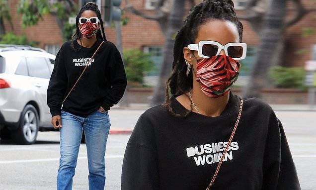Kelly Rowland - Kelly Rowland looks unrecognizable in dark sunglasses and mask as she dubs herself 'business woman' - dailymail.co.uk - Usa - Los Angeles - Australia - city Beverly Hills