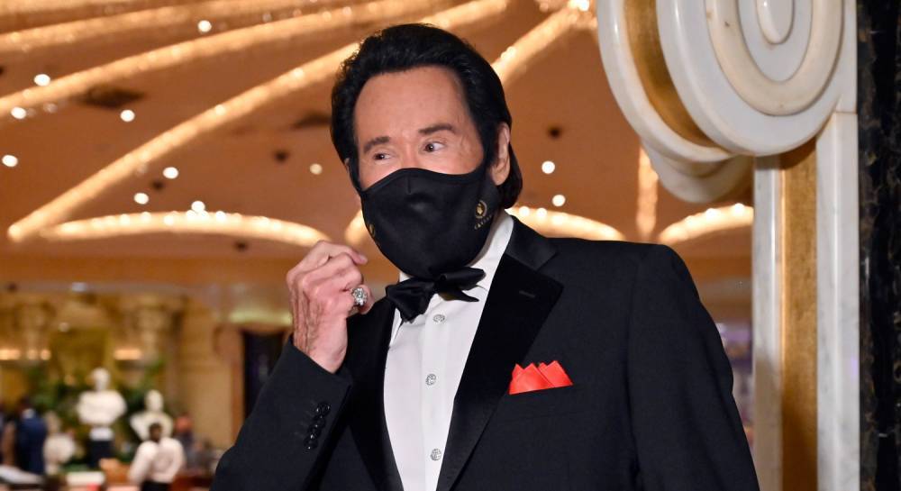 Vegas Casinos Are Reopening & Wayne Newton Showed Up in a Tuxedo + Face Mask - justjared.com - city Las Vegas - county Wayne - county Newton