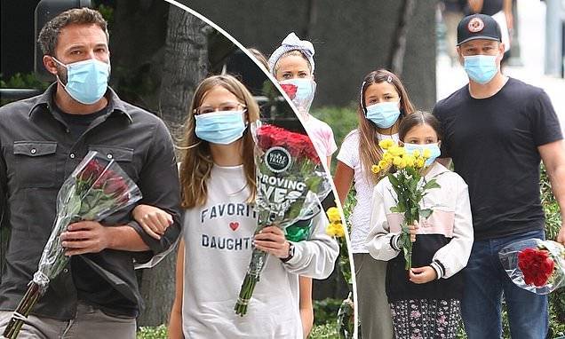 Jennifer Garner - Matt Damon - Luciana Barroso - Ben Affleck reunites with Matt Damon along with their kids to bring flowers in honor Breonna Taylor - dailymail.co.uk