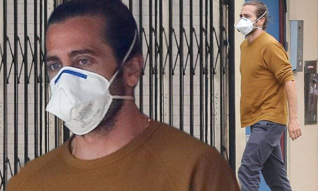Michael Jackson - Jake Gyllenhaal - Jake Gyllenhaal wears a mask while grabbing dinner to-go with his model girlfriend Jeanne Cadieu - dailymail.co.uk - Los Angeles - county Hill - city Hollywood, county Hill