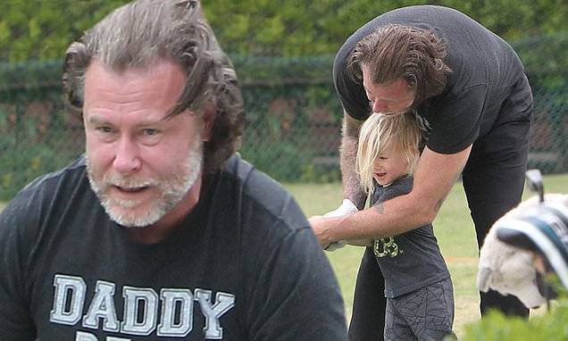 Dean McDermott is a doting dad as he teaches son Beau, three, the perfect golf swing - dailymail.co.uk - Los Angeles - county Canadian