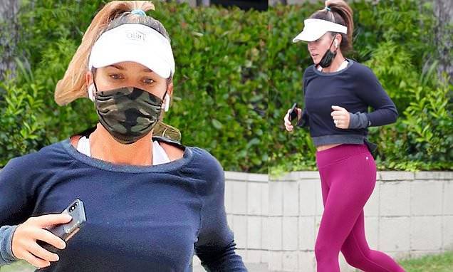 Teddi Mellencamp shows off her toned figure in pink athletic leggings while out for a jog - dailymail.co.uk - city Beverly Hills