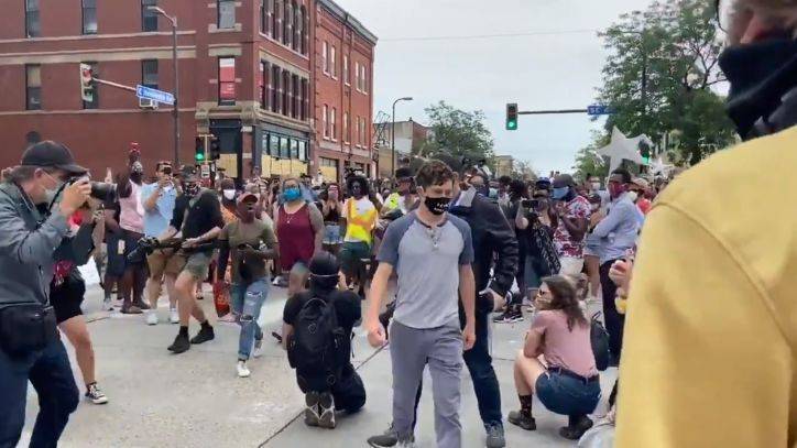 George Floyd - Crowds kicks Minneapolis mayor out of rally for not backing defunding the police department - fox29.com - city Minneapolis