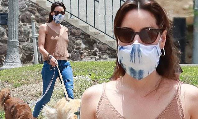 Aubrey Plaza shows off her toned arms in a knit top as she takes her precious pups for a midday walk - dailymail.co.uk