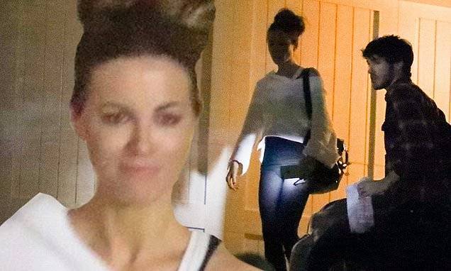 Kate Beckinsale - Kate Beckinsale, 46, makes the most of her night with beau Goody Grace, 22, by grabbing In-N-Out - dailymail.co.uk - Los Angeles