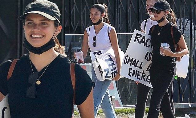 Sara Sampaio - Sara Sampaio is dressed in all black as she grabs coffee with friends before going to protest in LA - dailymail.co.uk - Los Angeles - city Los Angeles - Portugal - city Lisbon, Portugal