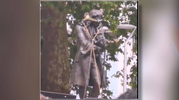 Edward Colston - English protesters tear down statue of slave trader Edward Colston - fox29.com - Britain - county Bristol
