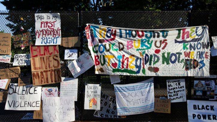 George Floyd - White House anti-riot fencing now covered with signs from protesters - fox29.com - Washington - city Washington