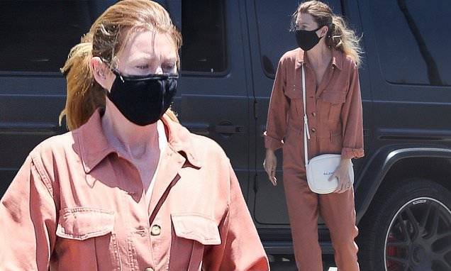 Eric Garcetti - Ellen Pompeo - Ellen Pompeo wears face mask and totes $995 Balenciaga bag while running errands in Los Feliz - dailymail.co.uk - Los Angeles - city Los Angeles