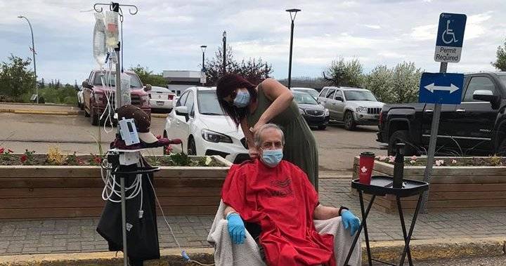 Alberta Coronavirus - Fort McMurray strangers brought together by parking lot haircut amid COVID-19 - globalnews.ca