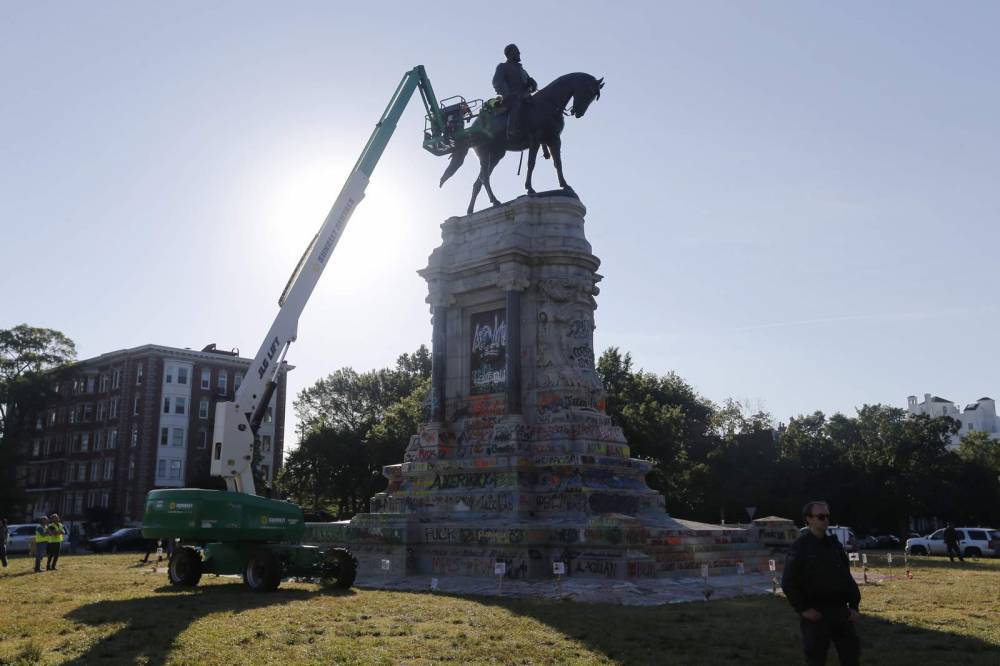 Robert E.Lee - Crews inspect, but won't yet remove, Richmond's Lee statue - clickorlando.com - state Virginia - Richmond, state Virginia - city Richmond, state Virginia
