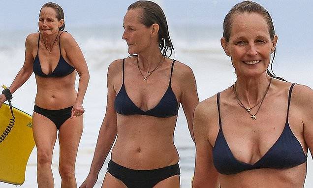 Helen Hunt - Helen Hunt, 56, of Mad About You fame flaunts her incredibly toned figure in a teeny bikini - dailymail.co.uk