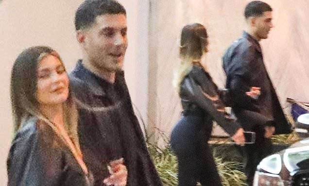 Kylie Jenner - Kendall Jenner - David Arquette - Kylie Jenner ignores social distancing visiting LA nightclub - dailymail.co.uk