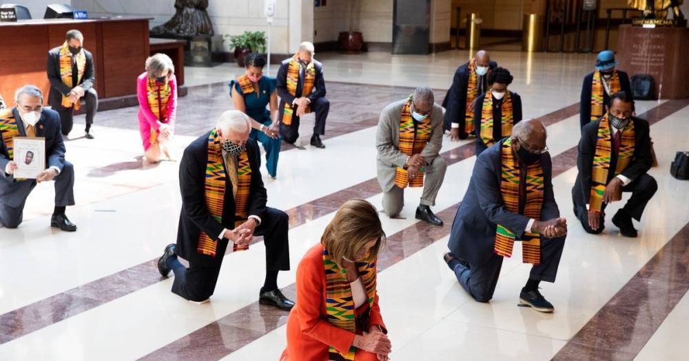 Nancy Pelosi - George Floyd - Democrats take knee for 'martyr' George Floyd as tearful mourners visit casket - mirror.co.uk - Usa - state Texas - county Hall - Houston, state Texas