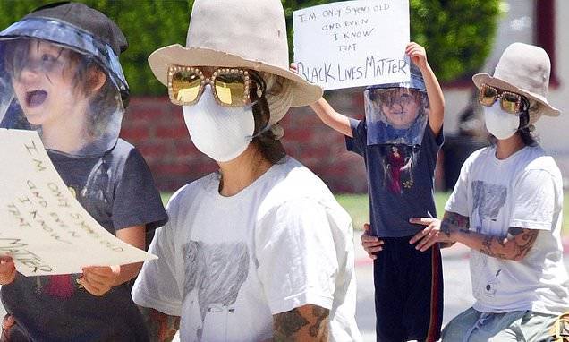 Linda Perry - Linda Perry chaperones her son Rhodes as they stand on the street and protest - dailymail.co.uk - Los Angeles