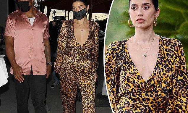 Larry Britain - Nicole Williams looks luxe in leopard during a dinner date with husband Larry English at Craig's - dailymail.co.uk - Britain - Los Angeles - county Craig