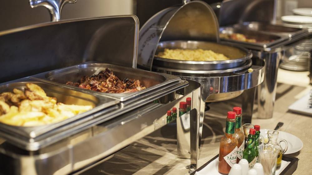 Adrian Cummins - Hotels 'should avoid' offering buffet-style service under new guidelines - rte.ie - Ireland