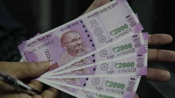 Abhishek Goenka - Rupee falls beyond 75.60 against US dollar - livemint.com - Usa - India