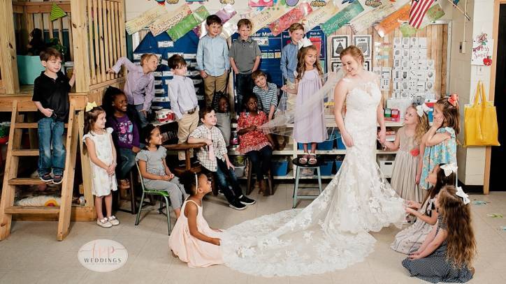 Kindergarten teacher does wedding ‘first look’ with students in heartwarming photoshoot - fox29.com - state Arkansas - county El Dorado