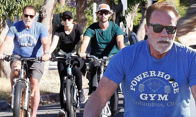 Arnold Schwarzenegger - Chris Pratt - Arnold Schwarzenegger enjoys a bike ride with kids Patrick and Christina in Los Angeles - dailymail.co.uk - Los Angeles - state California - city Los Angeles