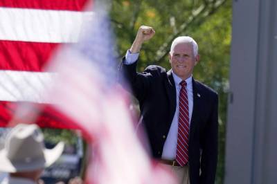 Mike Pence - Kamala Harris - Vice President Mike Pence campaigns in Florida ahead of election - clickorlando.com - state Florida - city The Village