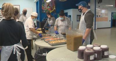 Edmonton’s Boyle Street Community Services dishes up hundreds of turkey dinners - globalnews.ca