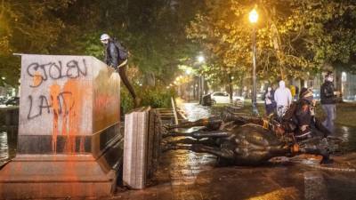 Protesters knock down Roosevelt and Lincoln statues in Portland - fox29.com - state Oregon - city Portland, state Oregon