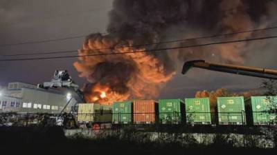 Fire burning at plastics facility in New Westminster - globalnews.ca