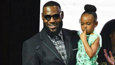 Lebron James - Lebron James gifts 5-year-old daughter a mini house modeled after his own mansion - fox29.com - New York