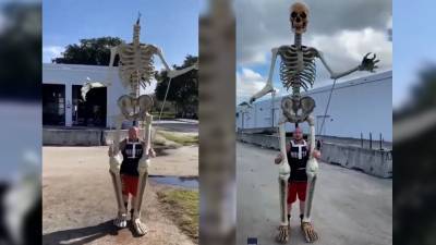 Florida man turns giant Home Depot skeleton into puppet - fox29.com - state Florida - county Davie - county Levy