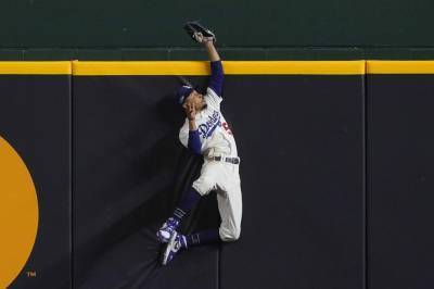 Dave Roberts - Catch this! Betts saves Dodgers with 3rd web gem in 3 nights - clickorlando.com - Los Angeles - city Los Angeles - city Atlanta - state Texas - county Arlington