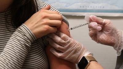 Anthony Fauci - Justin Sullivan - Health officials urge flu vaccines amid 'twindemic' fears - fox29.com - Los Angeles