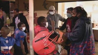 Camden youth football program donates food to families of players in the community - fox29.com - state New Jersey - county Camden