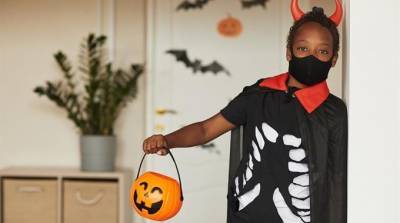 Make a candy slide, incorporate a mask into your costume — tips for a safe COVID-19 Halloween - globalnews.ca