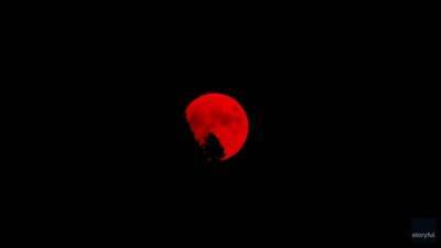 Blood red moon: Wildfires cause moon to glow red over California - fox29.com - Usa - Britain - Los Angeles - state California - state Oregon - city Vancouver, Britain - city Eugene, state Oregon