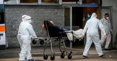 Horror moment ‘corpse’ is found in toilet as Covid patients overwhelm Italian hospital - dailystar.co.uk - Italy - city Naples
