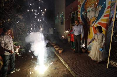 India celebrates Diwali amid pandemic, pollution fears - clickorlando.com - city New Delhi - India