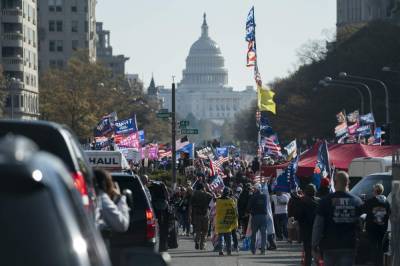 Joe Biden - Trump thrills protesting supporters with motorcade drive-by - clickorlando.com - Usa - Washington - city Washington - state Virginia