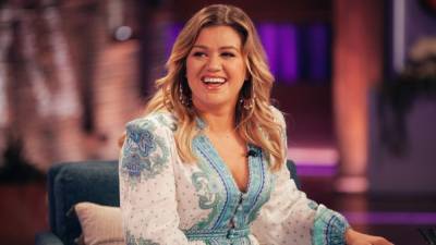 Kelly Clarkson - Kelly Clarkson Tests Negative for COVID-19 Following Staff Outbreak, Source Says - etonline.com