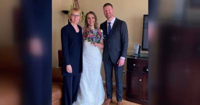 Newlyweds donate flowers from downsized wedding to Winnipeg hospital - globalnews.ca