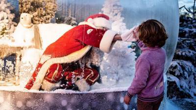 Santa Claus to use plexiglass, face masks at malls across US as COVID-19 cases surge - fox29.com - New York - Usa - Denmark - city Santa - city Santa Claus