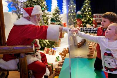 Kris Kringle - Santa struggles to spread cheer — not COVID-19 — under safety restrictions - nypost.com - city New York - city Santa