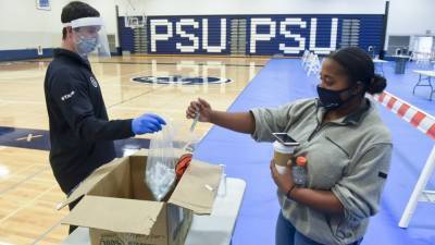 As college students return home for Thanksgiving amid surging COVID-19 pandemic, doctors urge caution - fox29.com - county Berks