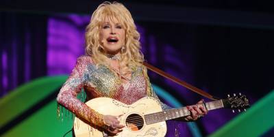 Dolly Parton - Naji Abumrad - Dolly Parton Donated $1 Million to Help Fund a Coronavirus Vaccine - harpersbazaar.com - state Tennessee
