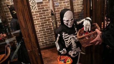 Washing Halloween candy wrappers will reduce COVID-19 risk, researchers find - fox29.com - Los Angeles - state California