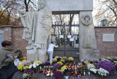 In solidarity, Poles buy flowers to help struggling vendors - clickorlando.com - city Warsaw
