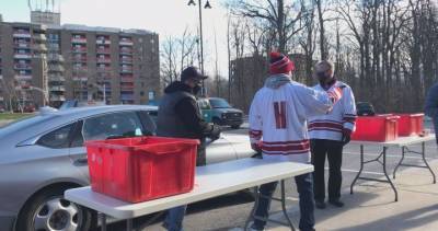 Pointe-Claire Oldtimers collect food for the love of the community - globalnews.ca