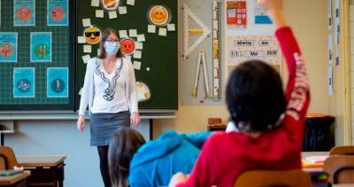 Bonnie Henry - Okanagan teachers feel lives ‘expendable’ as B.C. mask mandate excludes classrooms: union - globalnews.ca