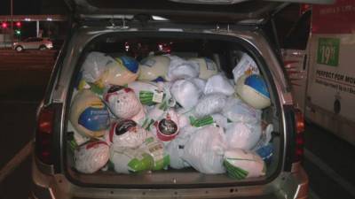 Woman leads mission to provide Thanksgiving dinner to 150 South Philly families - fox29.com